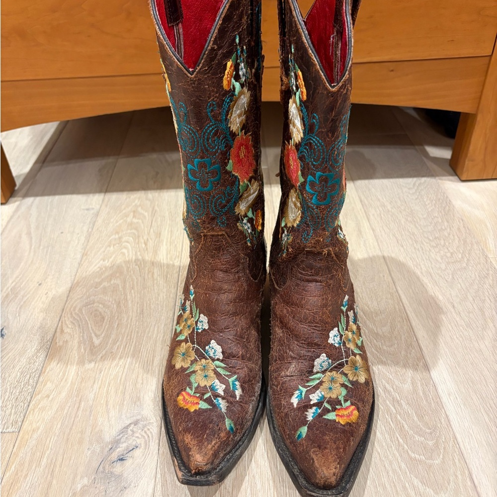 Macie is Bean Rose Garden Boots Sz 8.5